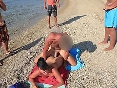 Мужчина трахнул в жопу подругу на морском пляже